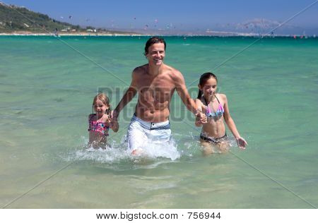 Genç Baba ve iki kızı tatil