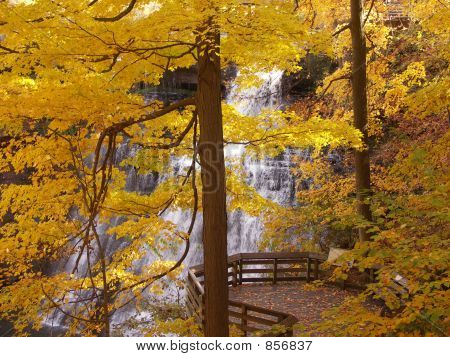 Cascata in lontananza