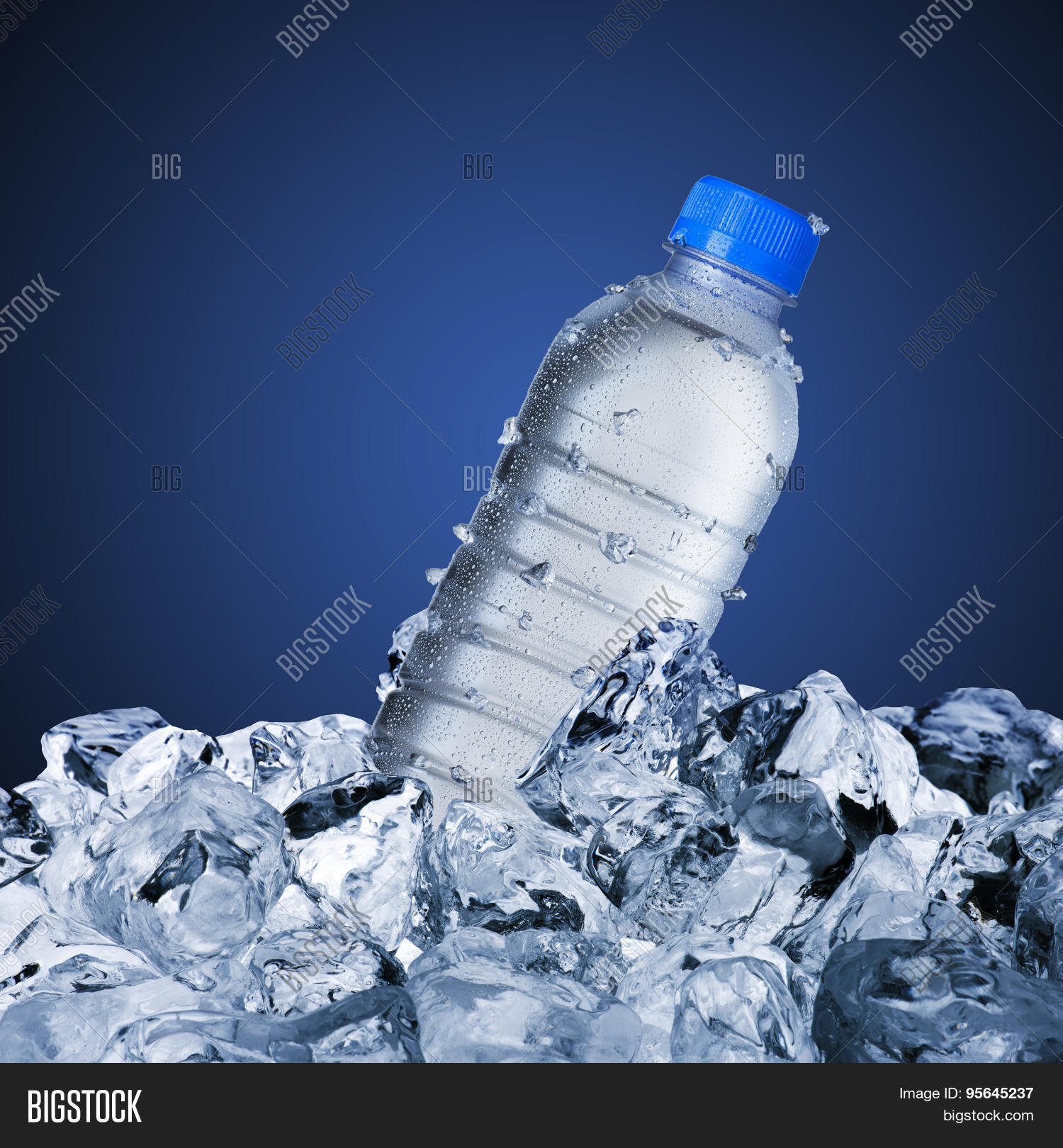 Водопроводный край с водой. Лед в стакане. Как называется холодная вода. Душ вода. Как называется холодная вода.