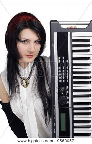 Belle fille avec synthétiseur isolé