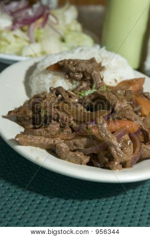 Lomo Saltado peruánské Steak