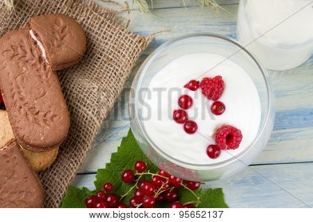 White Yogurth With Currant And Raspberries