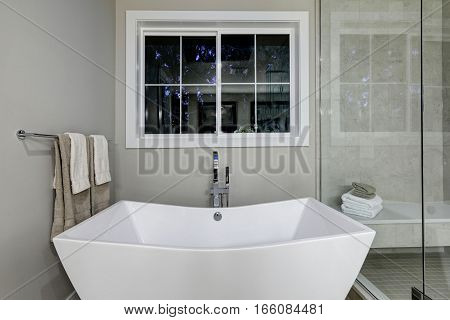 Amazing Master Bathroom With Freestanding Tub