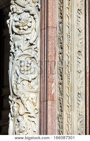 Detail of columns with bas-reliefs of the Siena Cathedral (Santa Maria Assunta) 1220-1370. Toscana (Tuscany) Italy Europe