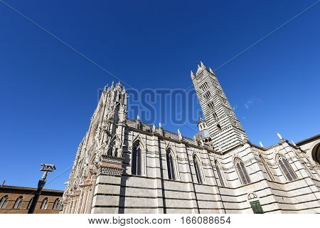 Siena Cathedral (Santa Maria Assunta) 1220-1370 with clear blue sky. Toscana (Tuscany) Italy Europe