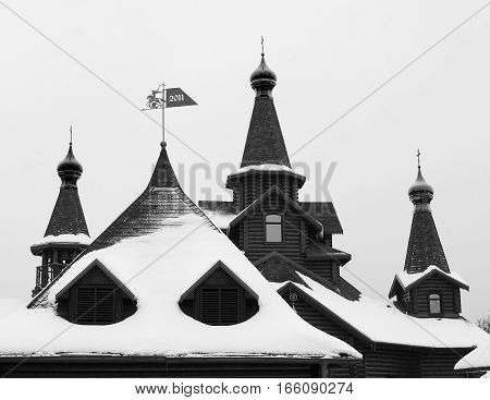 Black and white photo og the church roof