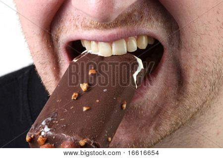 tomar uma mordida de chocolate sorvete revestido