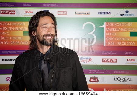 Moscou-, 18 de junho: Ator Adrian Brody.  31 Festival Internacional de cinema de Moscou em Ci Khudozhestvenny