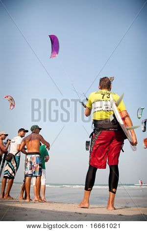 HUA HIN - 12 de marzo: Hombre con Kiteboard. Hua Hin Kiteboard World Cup 2010 en el 12 de marzo de 2010 en Hua Hola