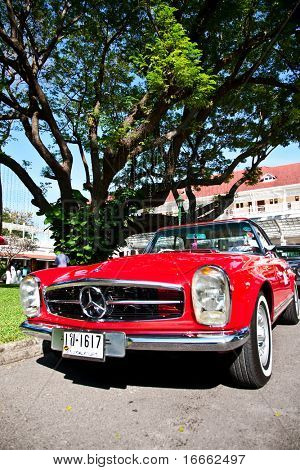 HUA HIN - 18 Aralık: Mercedes Benz SL230 Pagode W113, 1968 yılı. Eski model araba Parade Retro Araba 