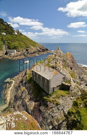 POLPERRO, CORNWALL, UK: The entrance of Polperro fishing port