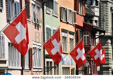 Gamle gade i Zürich dekoreret med flag for den schweiziske nationaldag, d. 1 August
