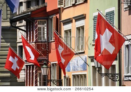  Gamle gade i Zürich dekoreret med flag for den schweiziske nationaldag, d. 1 August