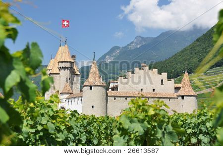 Zámek d'Aigle mezi vinicemi. Švýcarsko