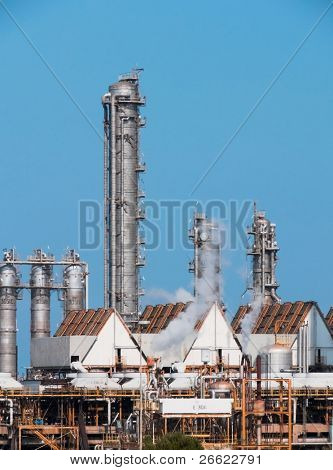 Výpary z věží rafinérie průmyslu chemie