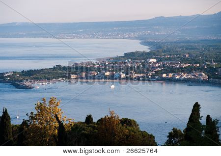 Aerial panorama sul mare e le case della costa siciliana