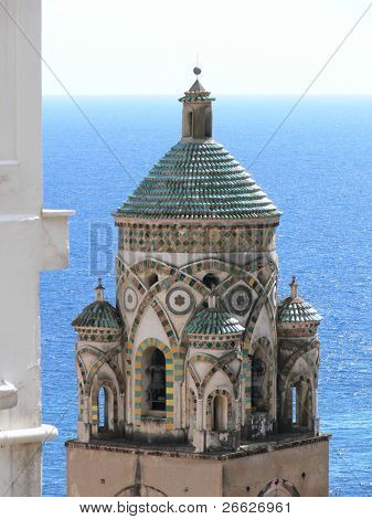 푸른 바다에 대하여 아말피 (amalfi)의 대성당의 종탑