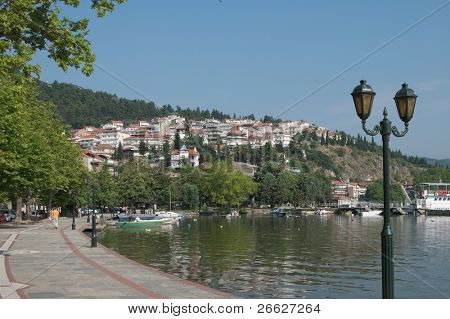 il lago e il villaggio di Kastoria in Macedonia, Grecia