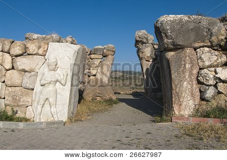 o portão do rei (Kral Kapi) com alto relevo de Deus guerreiro em escavações em Hattusas, Turquia