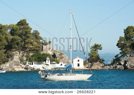 sejlbåd fortøjet i Parga's bay