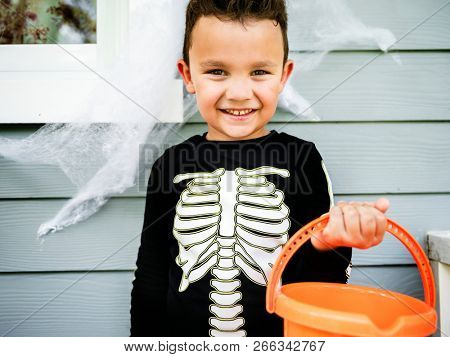 Little boy dressed up as a skelleton
