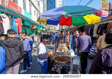 Seoul, South Korea - October 28,2017: Korean People Shopping At Dongmyo Flea Market.the Biggest Seco