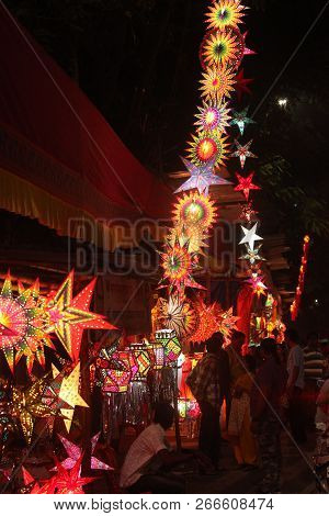 Pune, India - November 2018: Indian People Shopping For Traditional Lanterns For The Diwali Festival