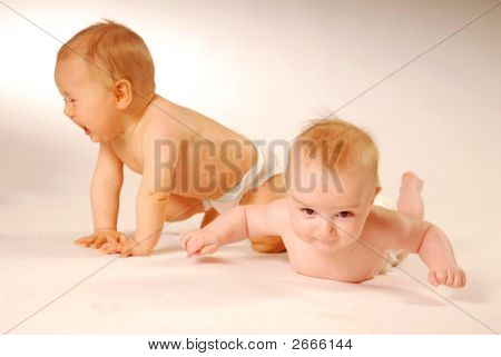 Bebés en un suelo