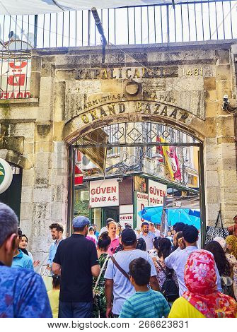 Istanbul, Turkey - July 11, 2018. Tourists At The Mahmutpasa Kapisi Gate Of The Kapali Carsi, The Gr