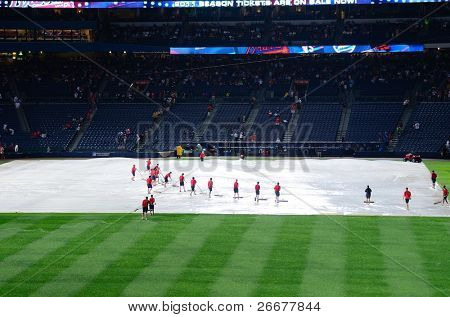 ATLANTA, GEORGIA - 16. června: Stadion pracujících místo plastu na hřišti jako déšť způsobil zpoždění během 
