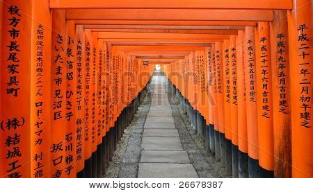 Tori brány na Fushimi Inari Shrine v Kjótu, Japonsko.