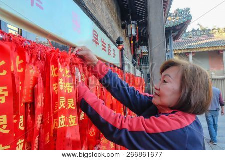 Foshan/china - 27 November 2015:colorful Red Blessing Ribbon,wish And Message In Foshan Ancestral Te