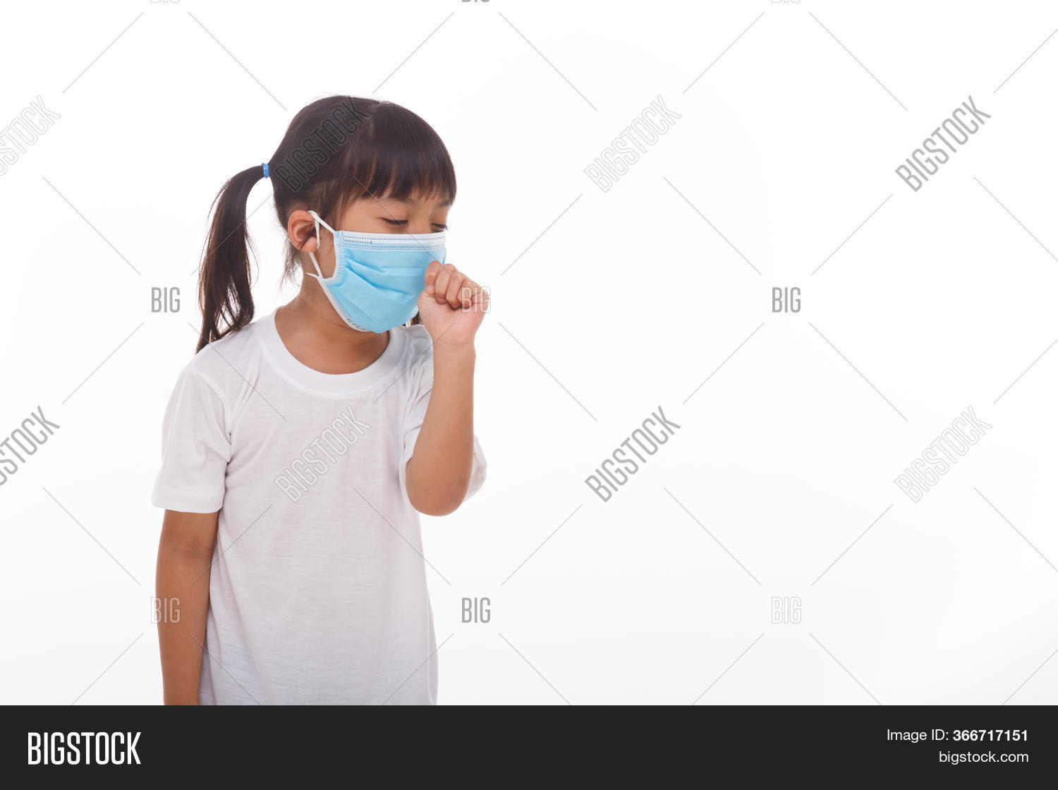 Keqing wearing a mask. Красивая девушка в тканевой маске. Keqing wearing a mask. Одеть маску. Маска медицинская.