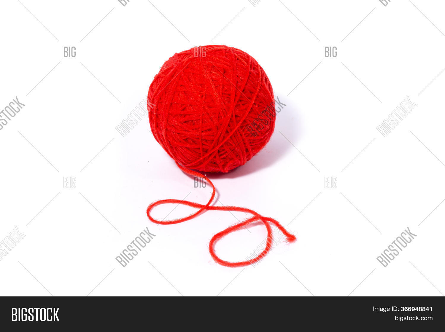 Моток ниток. Оранжевые шерстяные нитки. Клубки ниток для вязания. Обратный моток. Нитки на белом фоне.