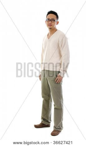 Fullbody 30s a sud-est asiatico uomo in piedi su sfondo bianco