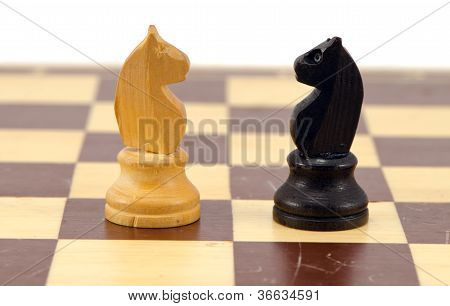 Coccodrillo oro dado schiacci strumento sulla scacchiera