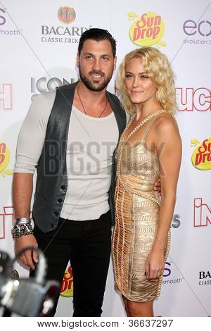LOS ANGELES - 6 Wrzesień: Maksim Chmerkovskiy Peta Murgatroyd przybywa na imprezie 