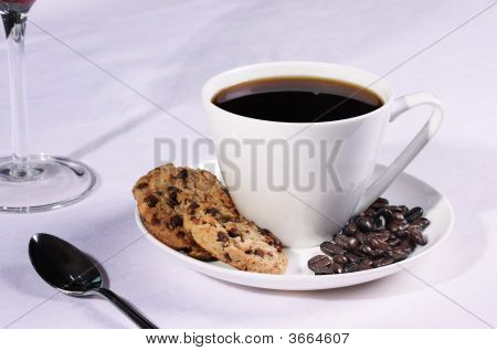 Taza de café con galletas y café
