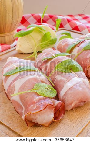Çiğ tavuk saltimbocca