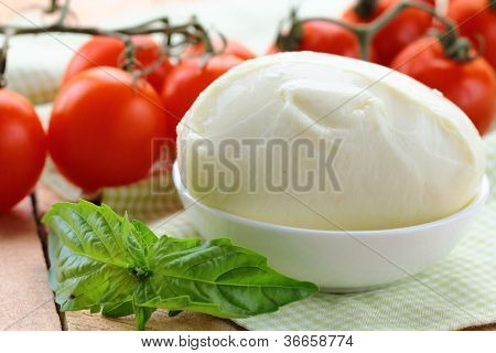 Top mozzarella peyniri fesleğen ve domates ile