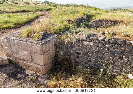 The Ruins Of The Fortress Wall Of The Ateret Fortress - Metzad Ateret - Qasr Atara - Located Next To