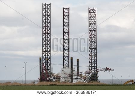 Grenaa, Denmark - 10 Maj 2020: Drilling Platform That Is In Dock In Grenaa. Great Machinery For Dril