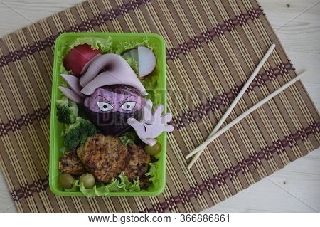 The Warrior Is Made Of Rice. Kyaraben, Bento
The Fighter Is Dressed In A Mask And Bandana. Creative 