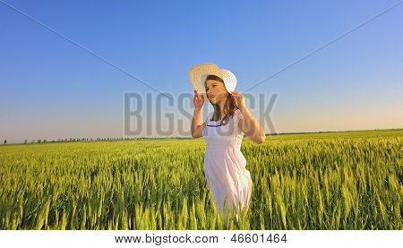 Schönes Mädchen mit Hut im Feld