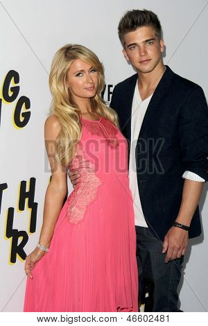 LOS ANGELES - Haziran 4: Paris Hilton, nehir Viiperi arrivesa 