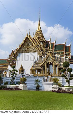 Bangkok, Thailand - January 4, 2010: Famous Pavillion Phra Tinang Aporn  In The Grand Palace In Bang