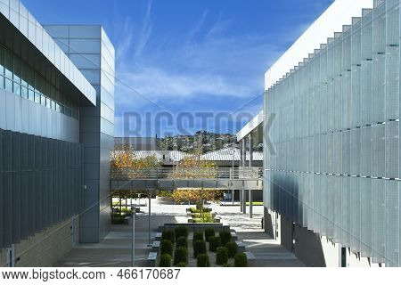 Orange, California - 25 Nov 2022: Vazquez Promenade Between The Humanities And Science Center Buildi