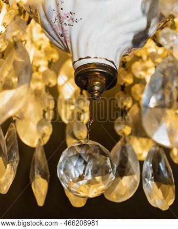 Multi-colored Light Crystal Chandelier Shooting я.
Close-up.luxury Glass сhandelier