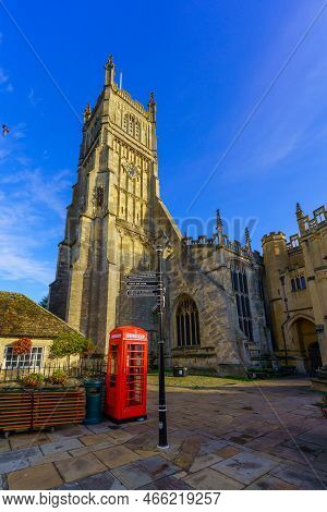 Cirencester, Uk - October 17, 2022: View Of The Church Of St. John The Baptist, Red Phone Box And Di