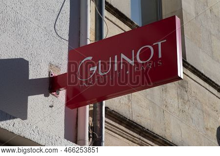 Bordeaux , Aquitaine  France - 11 12 2022 : Guinot Sign Text And Brand Logo On Entrance Facade Beaut